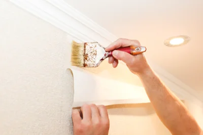 Pose de papier peint à Couture — revêtements muraux et toiles de verre